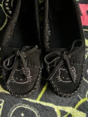 Hello kitty Sanrio Minnetonka shoes size 10 READ DESCRIPTION